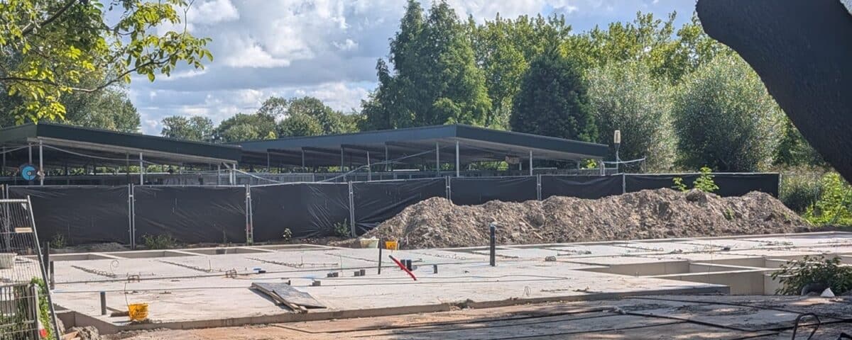 Fundering gebouw met bomen op de achtergrond