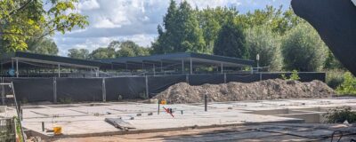 Fundering gebouw met bomen op de achtergrond