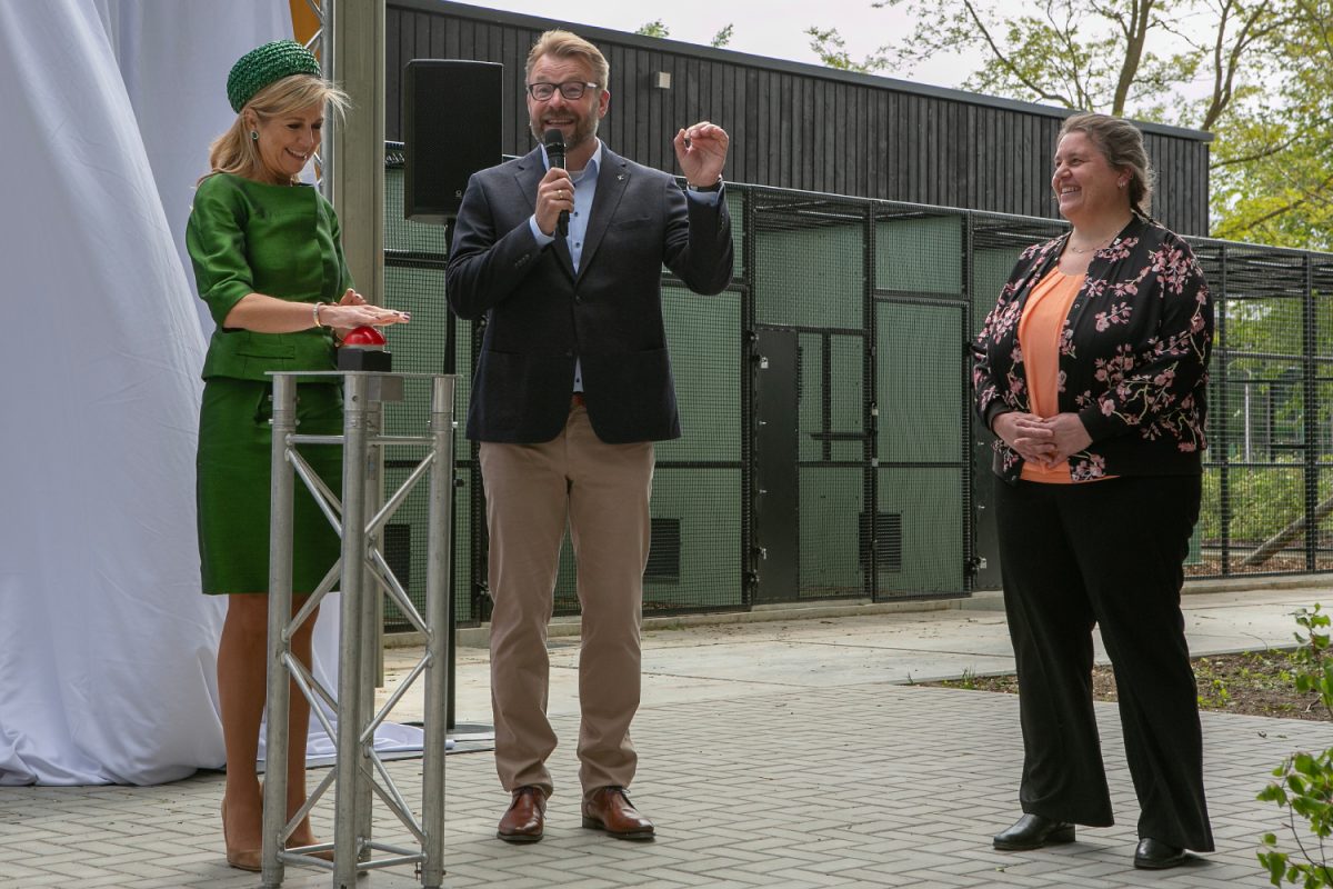 Koningin Máxima drukt op de knop.