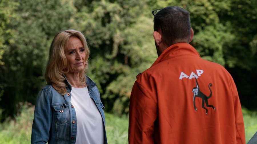 Een man en vrouw praten met elkaar.